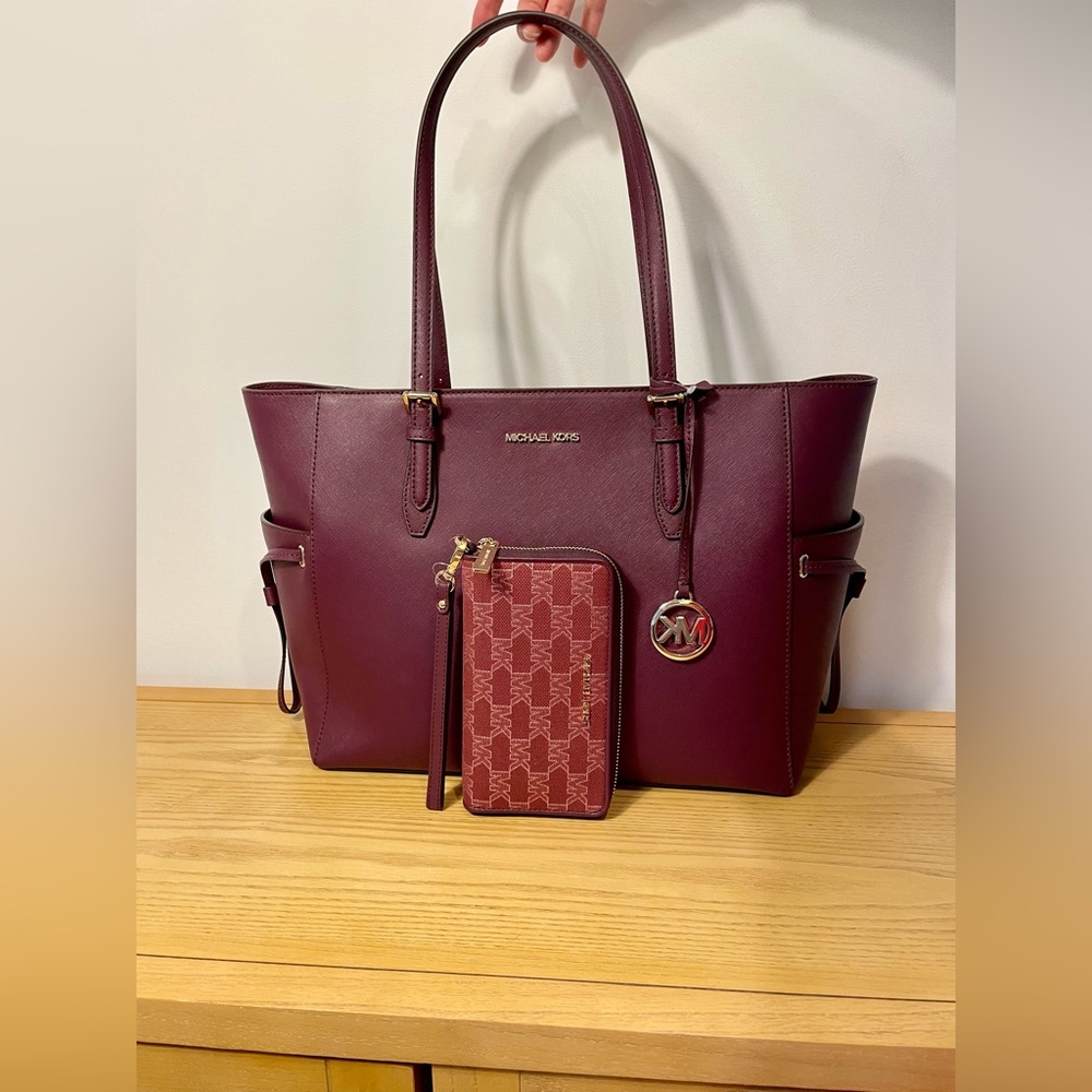 BNWT *SET* Michael Kors Gilly Large Leather Travel Tote & Wristlet.